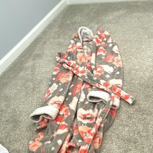 One size fits all plush robe